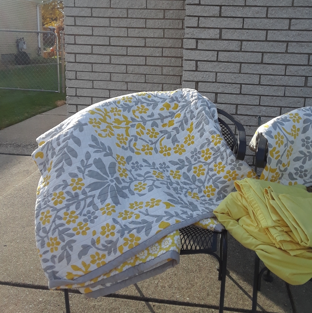 Quilt, Shams, Pillow, Sheets